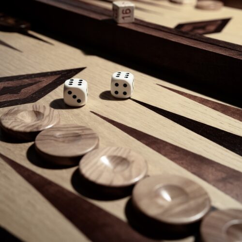 Får man gå Bakåt i Backgammon? Förklarat!