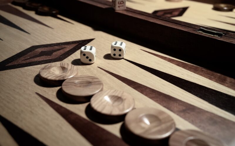 Hur Fungerar Backgammon? Lär dig Spela!