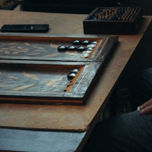 Hur Många Tärningar Används i Backgammon? Förklarat!