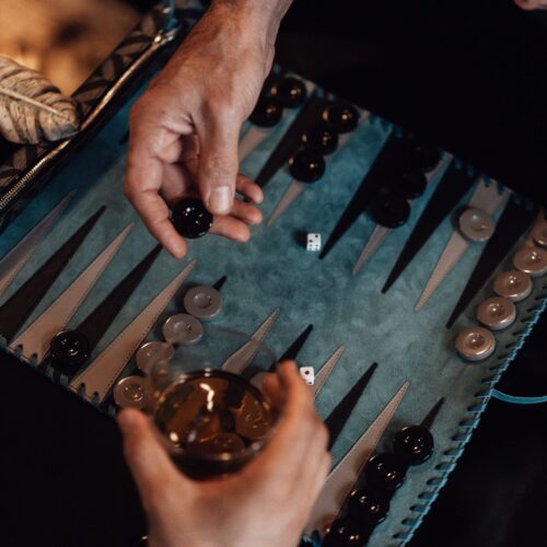 Så här väljer du Rätt Backgammon-bräde: Material och Egenskaper att Överväga