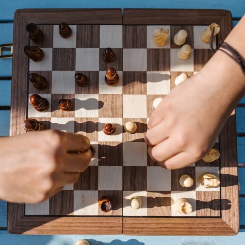 Backgammon vs Schack: Jämförelse Bordsspelen