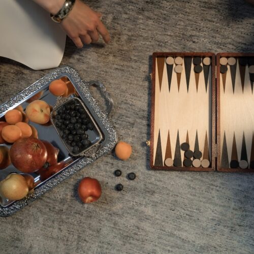 Hur rör sig Pjäserna i Backgammon? Förklarat!