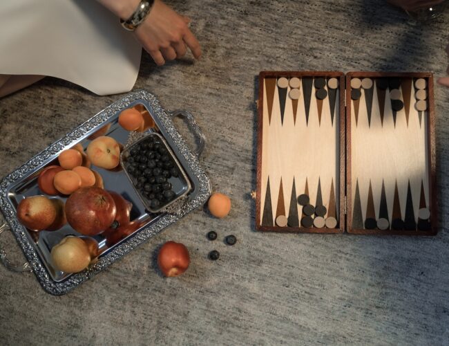 Hur rör sig Pjäserna i Backgammon? Förklarat!
