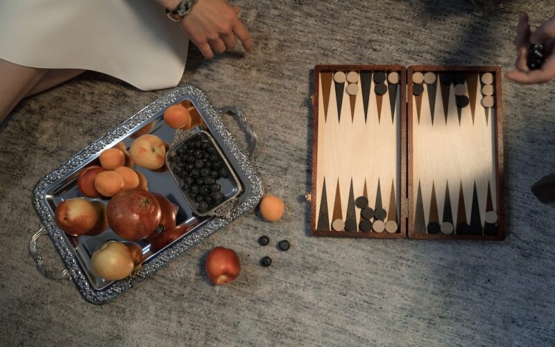 Hur rör sig Pjäserna i Backgammon? Förklarat!